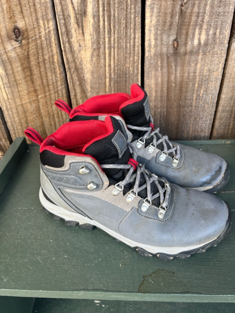 Columbia size 9 men’s hiking boots waterproof
